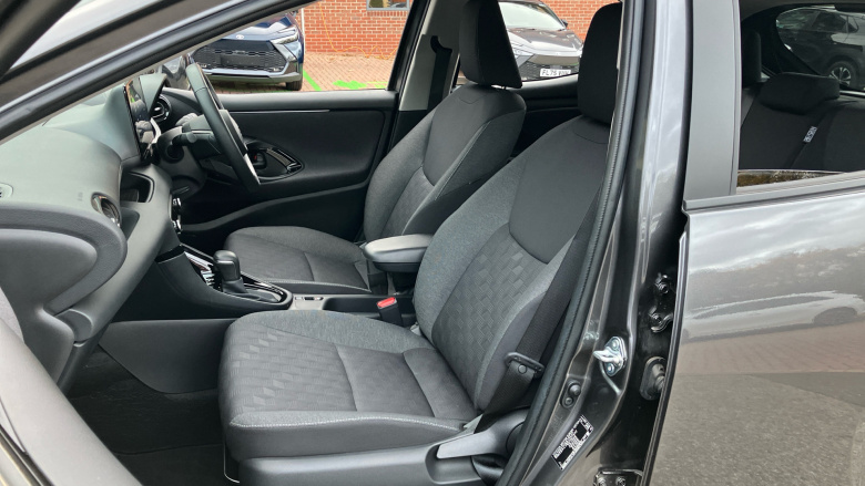 Toyota Yaris 1.5 Hybrid Design 5dr CVT Hybrid Hatchback